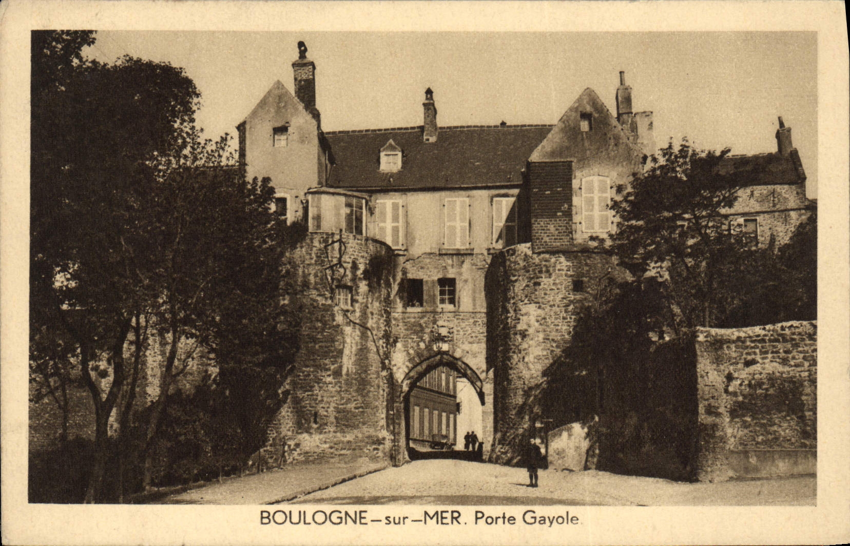 VINTAGE POSTCARD Boulogne On Mer Carries Gayole