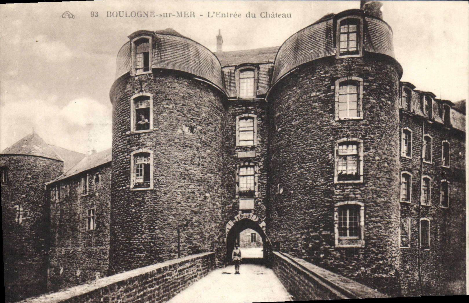 VINTAGE POSTCARD Boulogne On Sea the Entry of the Castle