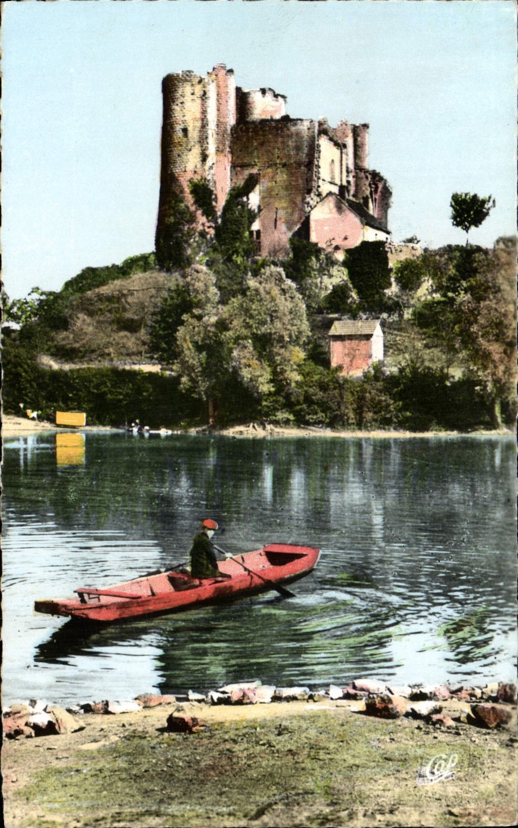 CPM Bourbon L'Archambault Le Chateau vu de l'etang