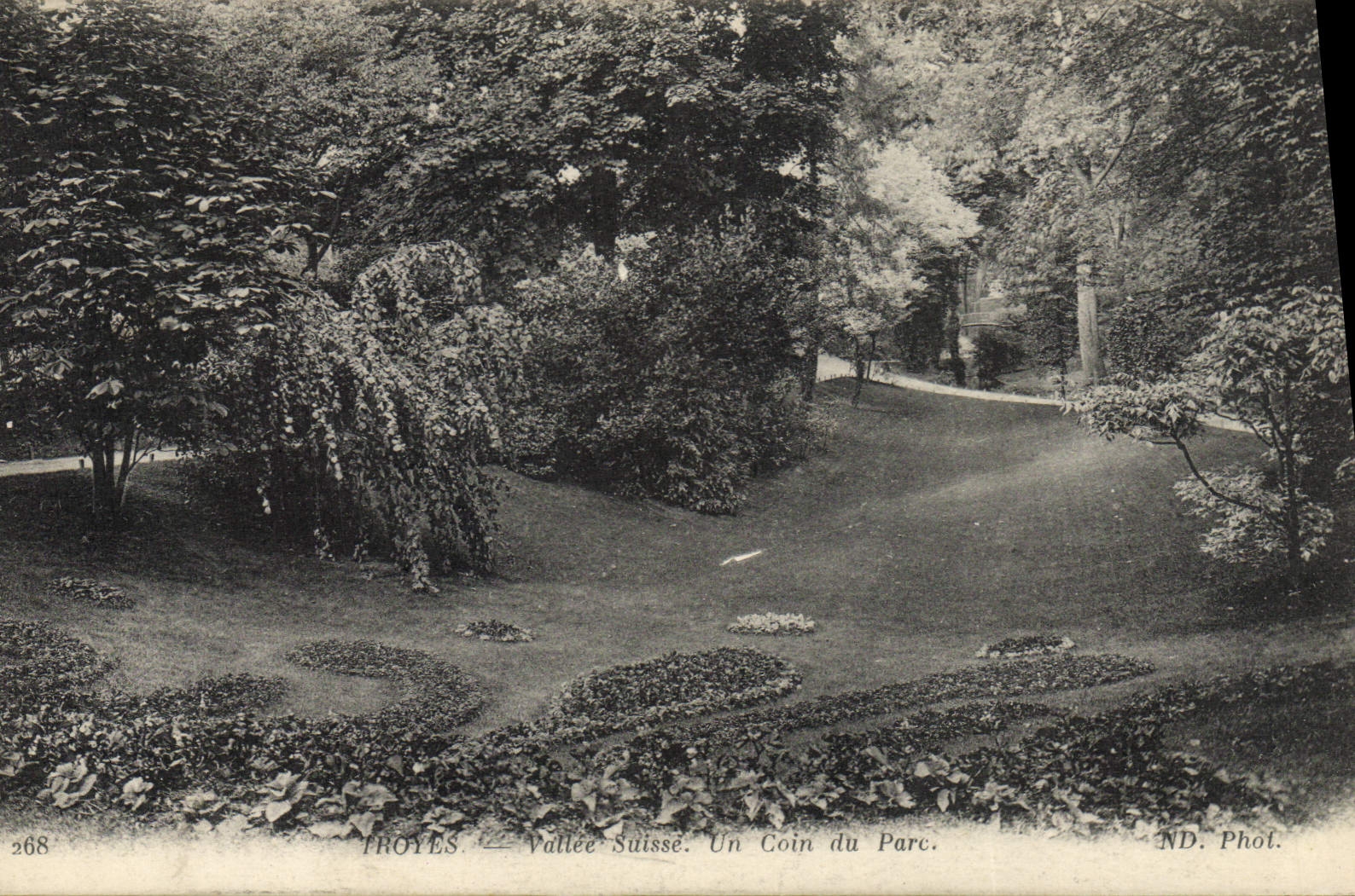 Valle suizo de Troyes de la POSTAL de la VENDIMIA una esquina del parque