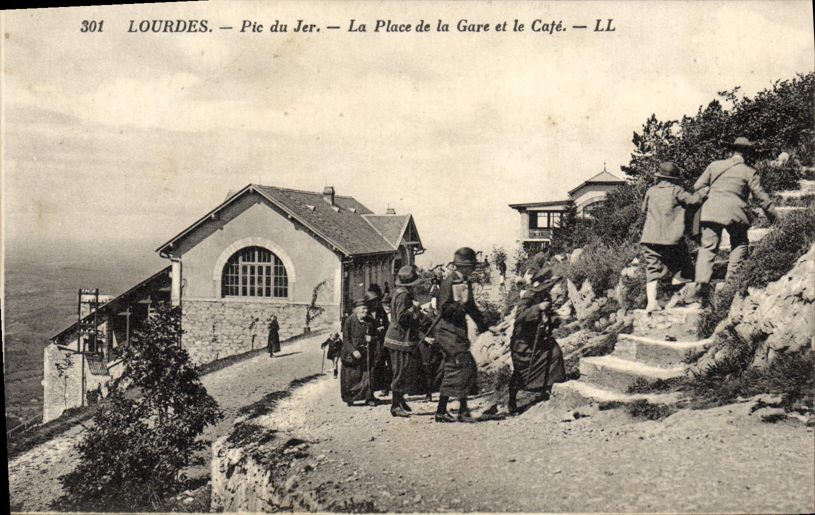 VINTAGE POSTCARD Heavy Peak of Jer the Place of the Station and Coffee