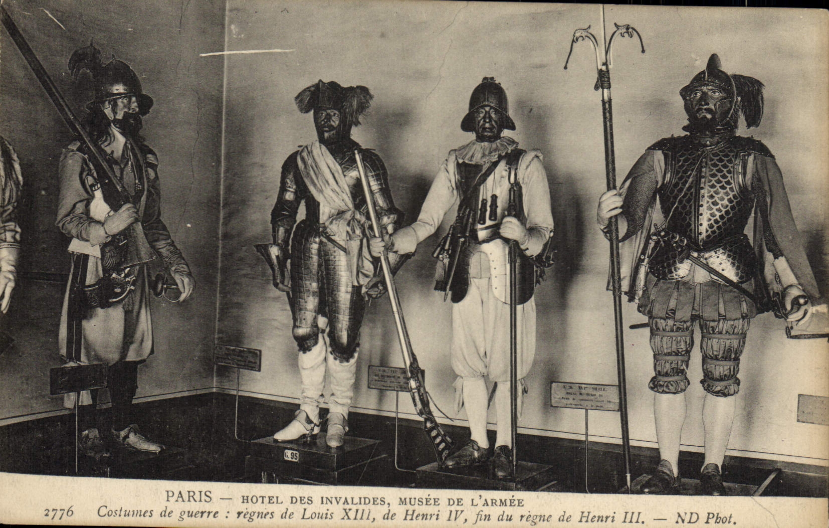CPA Paris Hotel Des Invalides Musee De L'Armee Costumes de guerre Louis XIII Henri IV Henri III