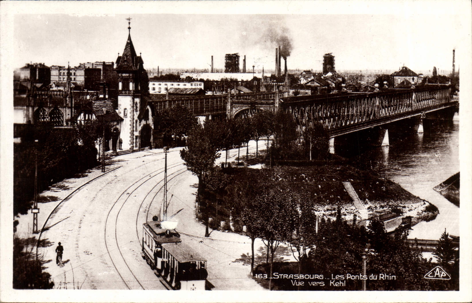 Puentes de Estrasburgo de la POSTAL de la VENDIMIA del Rin visto hacia la tranvía de Kehl