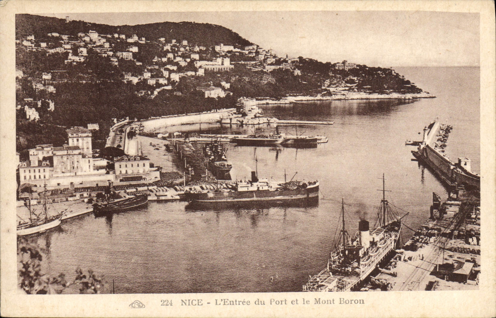 CPA Nice L'Entree du Port et le Mont Boron Bateaux