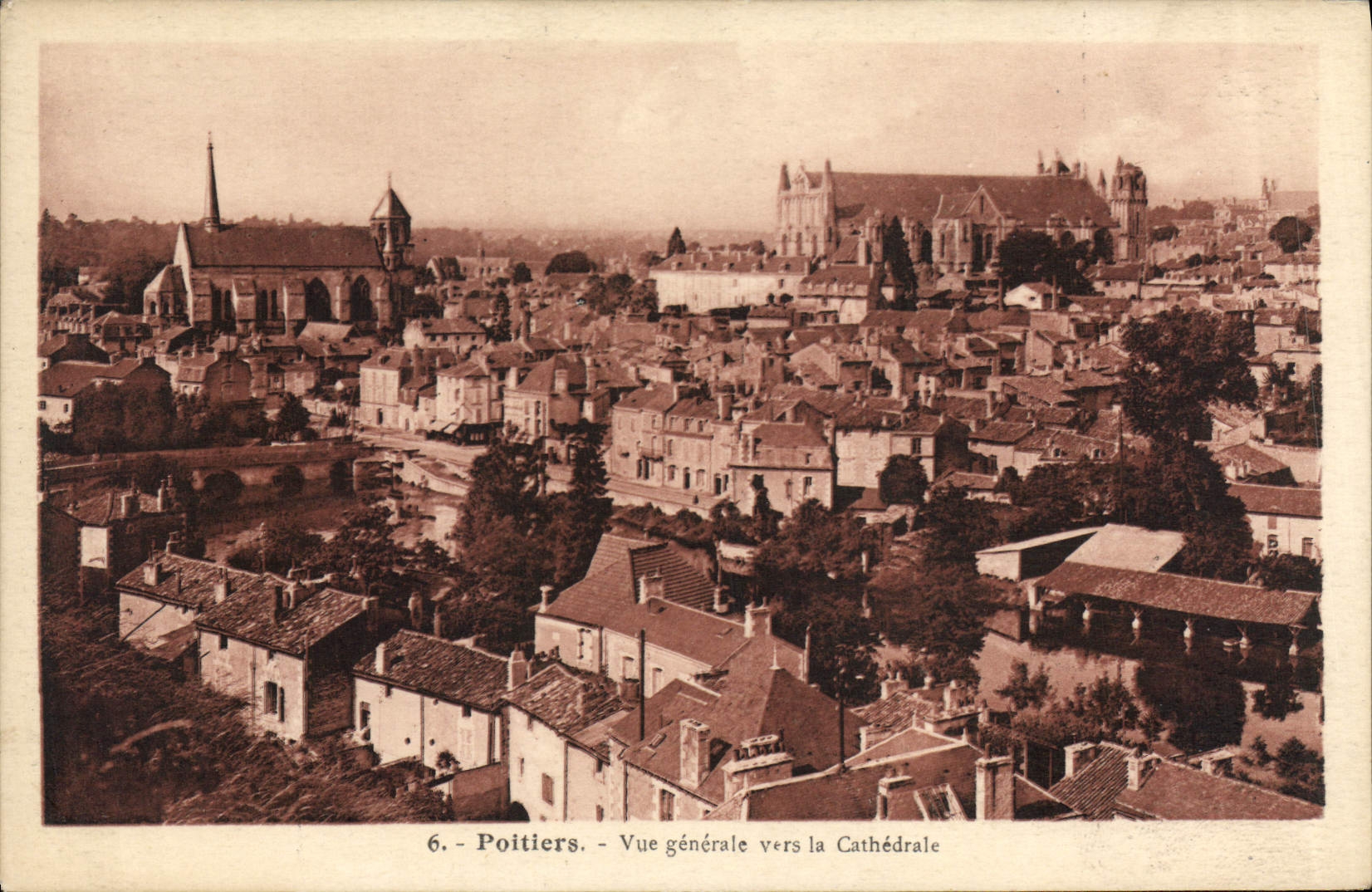 CPA Poitiers Vue Generale Vers la Cathedrale