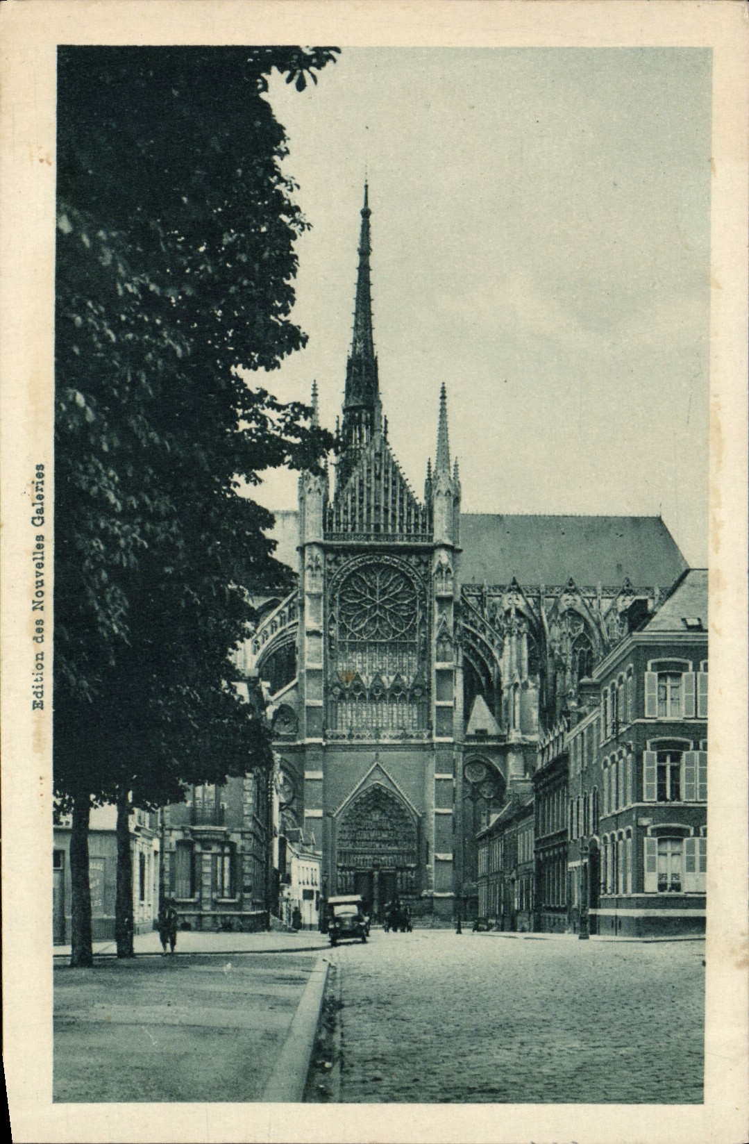 VINTAGE POSTCARD Amiens the cathedral Carries side