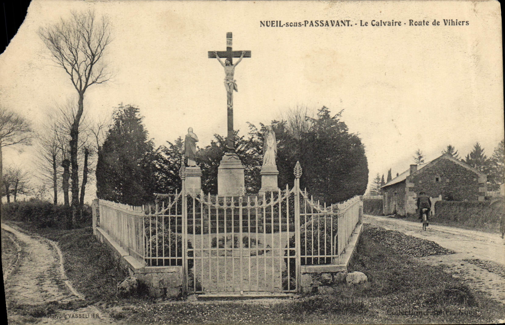 CPA Noeil Sous Passavant Le Calvaire Route de Vihiers 