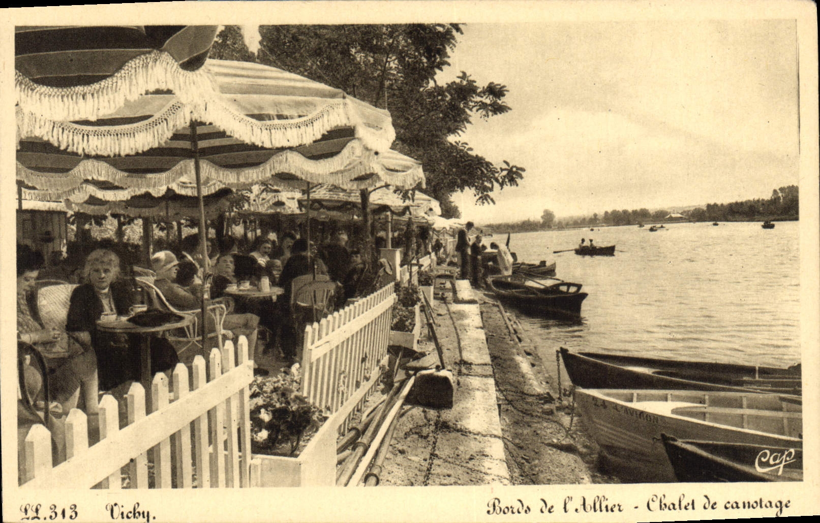 CPA Vichy Bords De l'Allier Chalet de canetage 