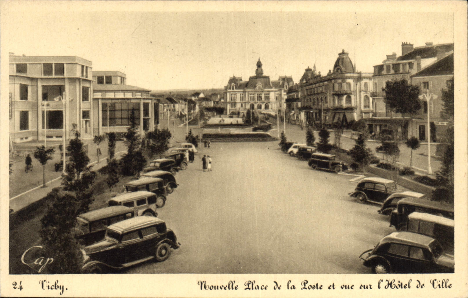 CPA Vichy Nouvelle place de la Poste et vue sur l'hotel de ville