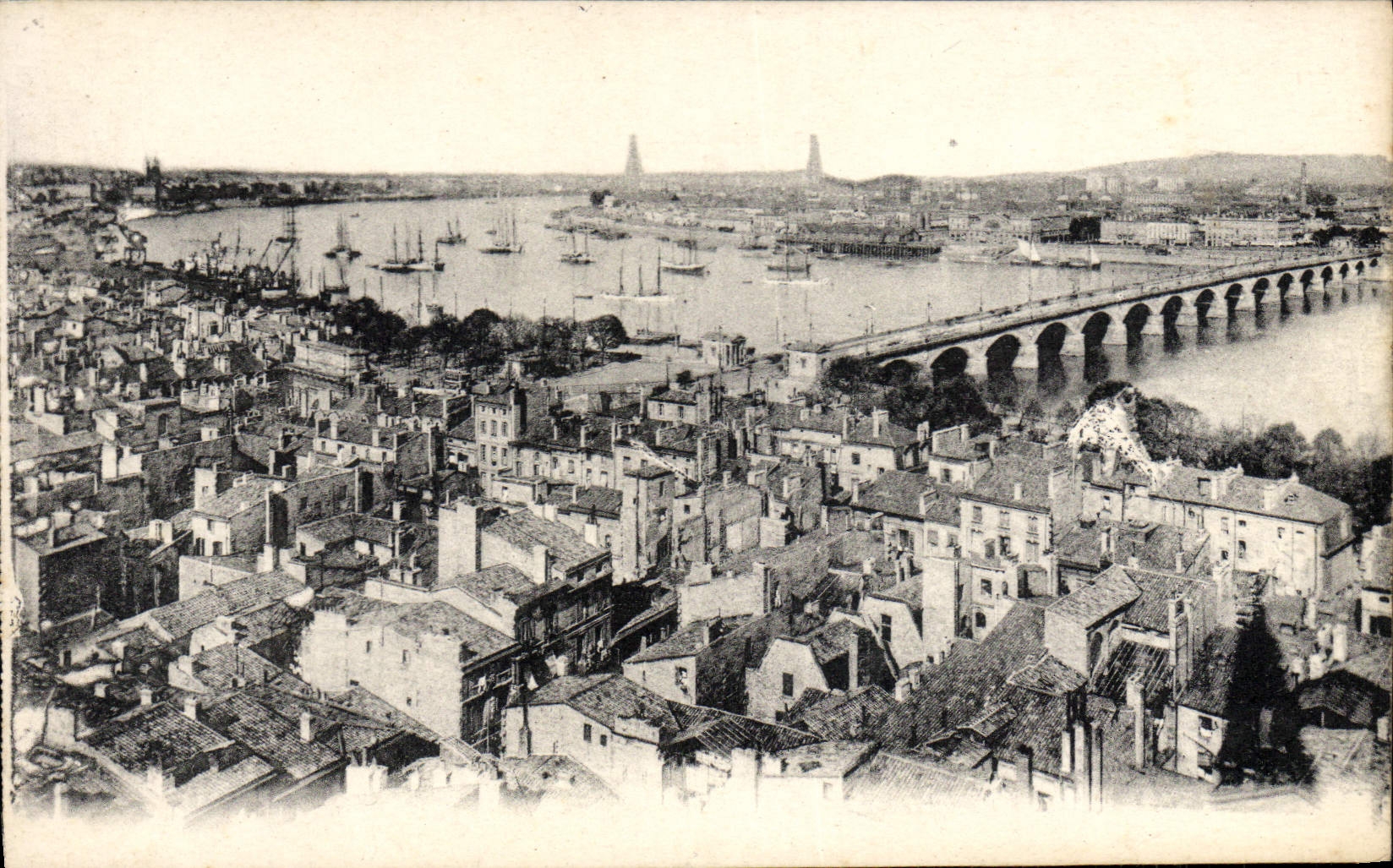 CPA Bordeaux Vue Sur La Rade prise de l'eglise St Michel