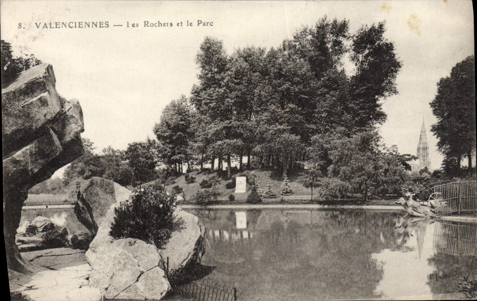 CPA Valenciennes Les Rochers Et Le Parc