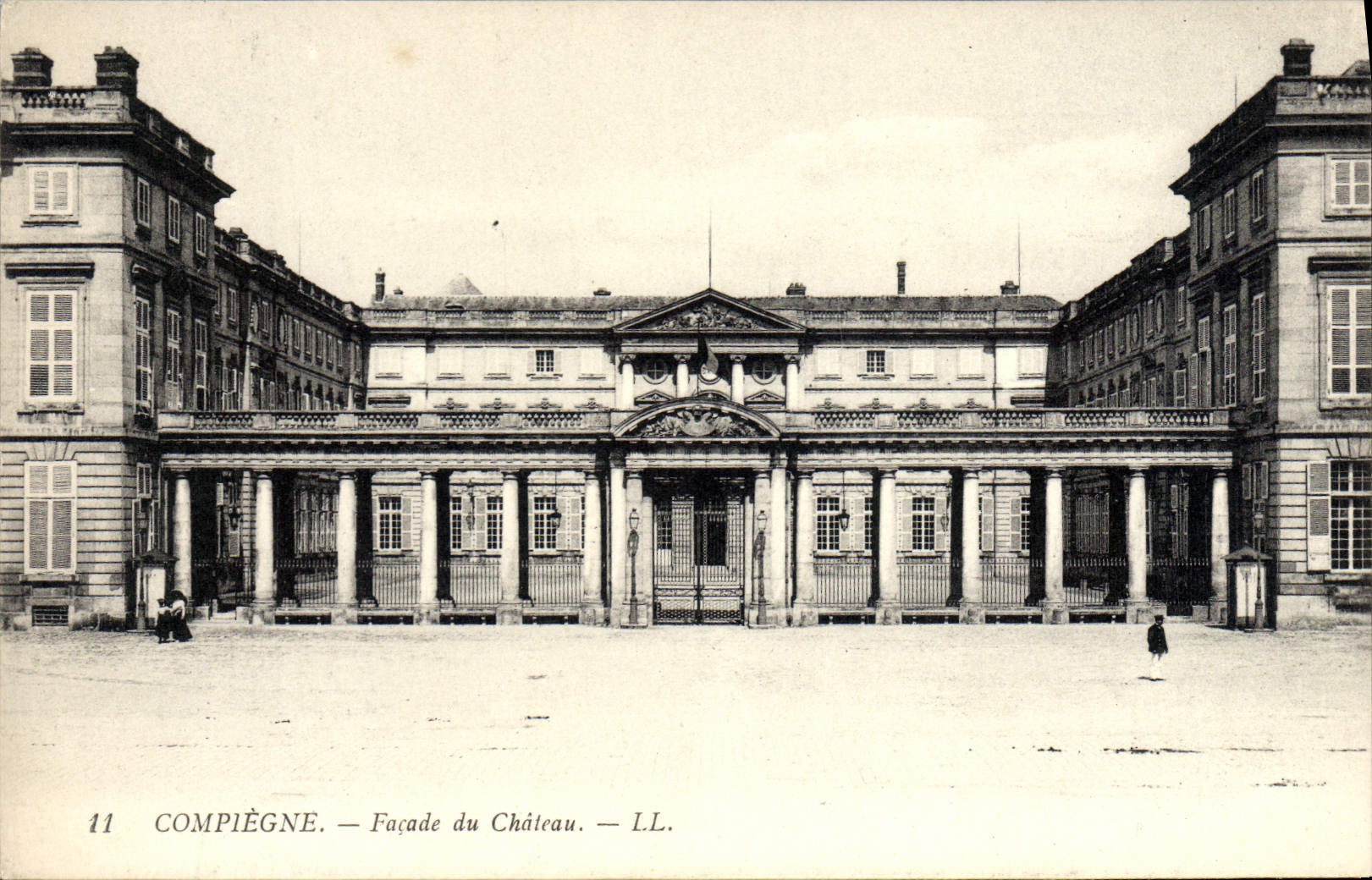 CPA Compiegne Facade Du Chateau