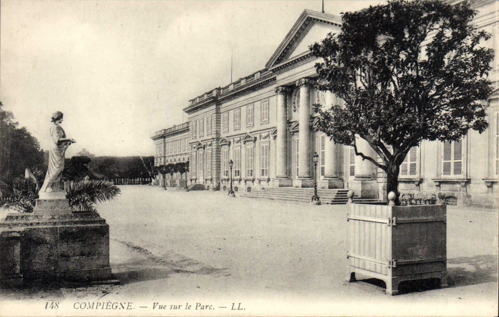 CPA Compiegne Vue Sur Le Parc