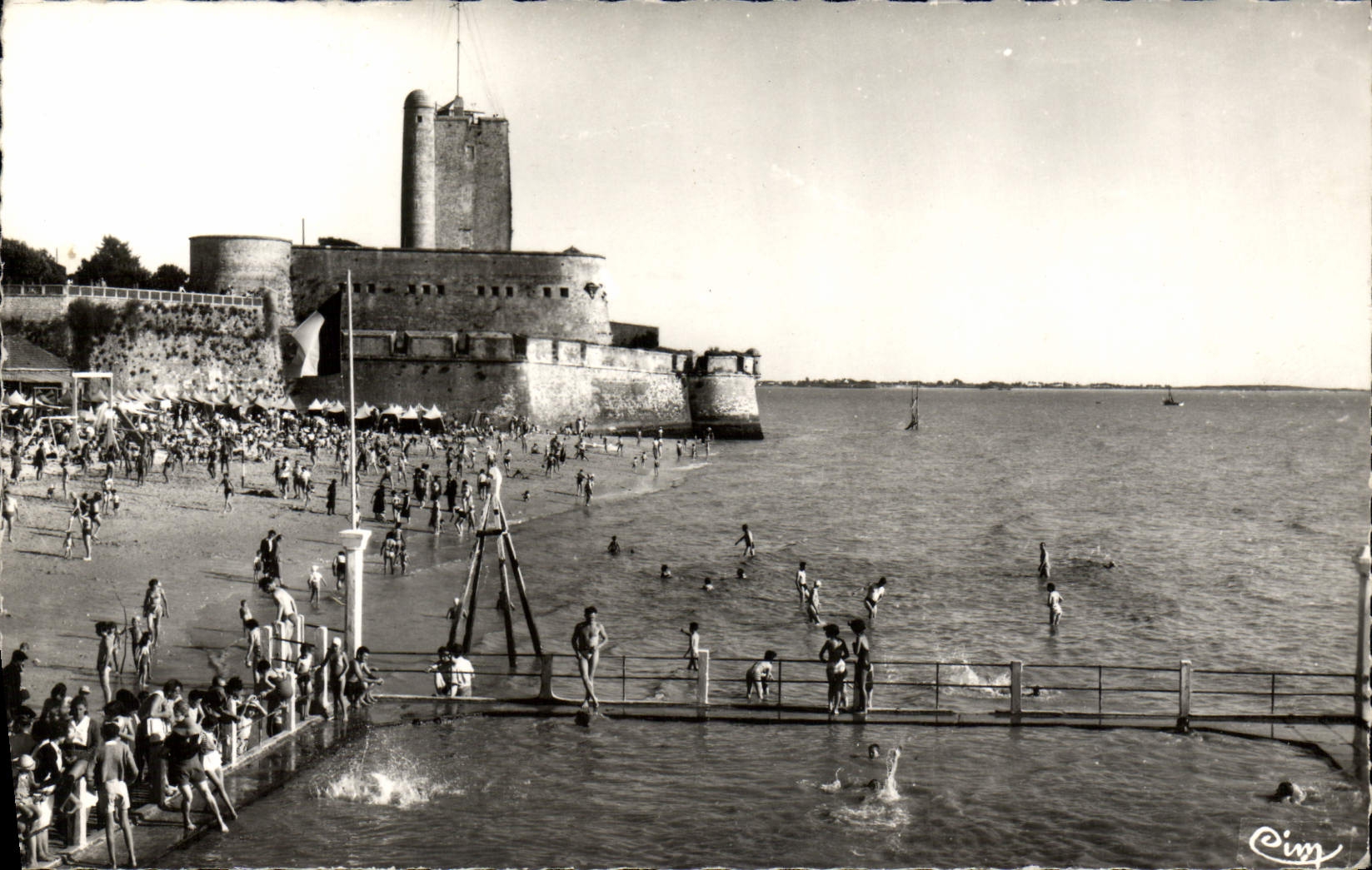 CPM Fouras Les Bains La Plage Et Le Semaphore