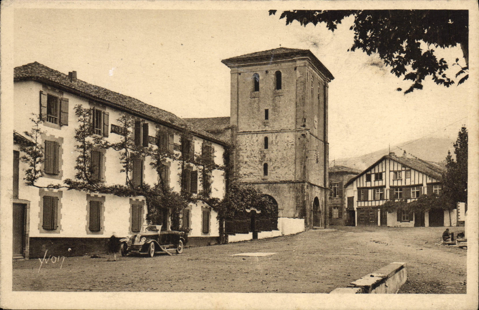 CPA Le Pays Basque Ascain L'eglise et l'hotel de la Rhune ou Pierre Loti ecrivit Ramunicho