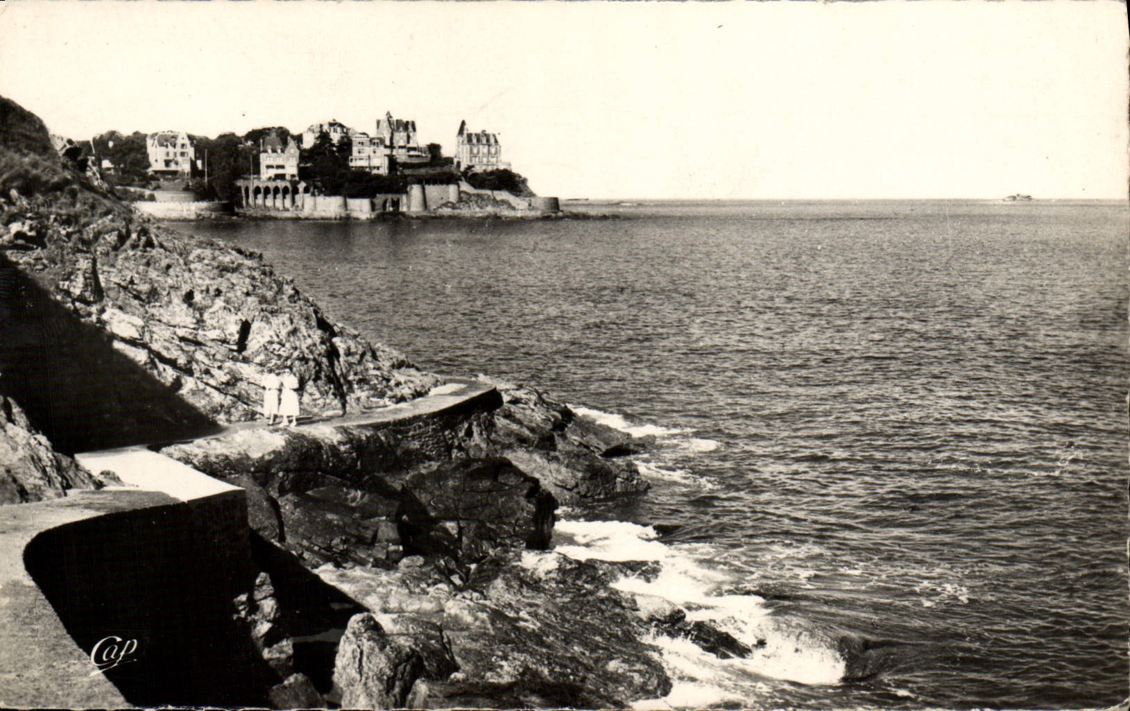 CPM Dinard Promenade Du Moulinet Au Loin La Malouine