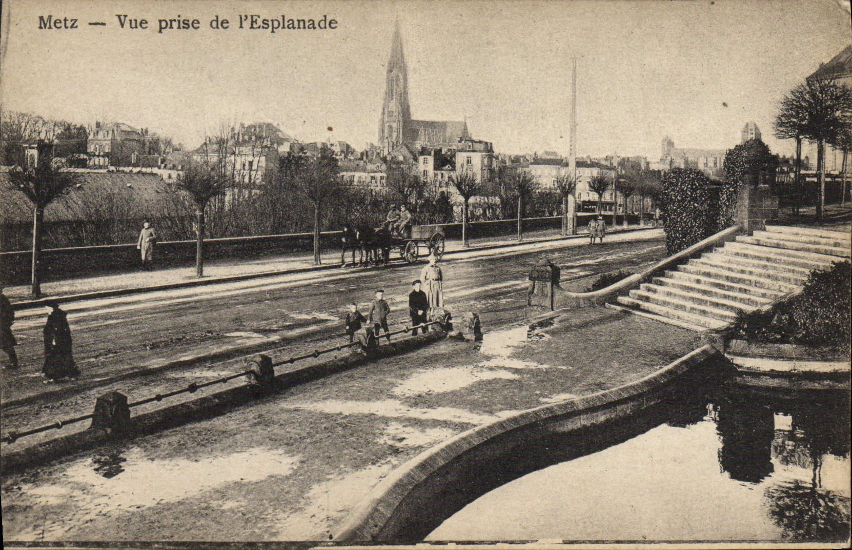CPA Metz Vue Prise De I'Esplanade Enfants