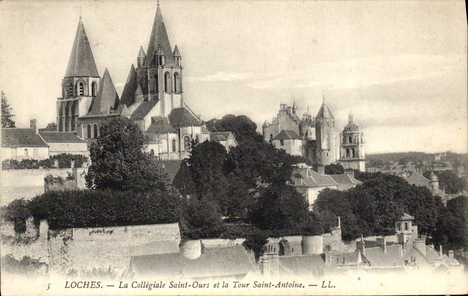CPA Loches La Collegiale Saint Ours et la Tour Saint Antoine