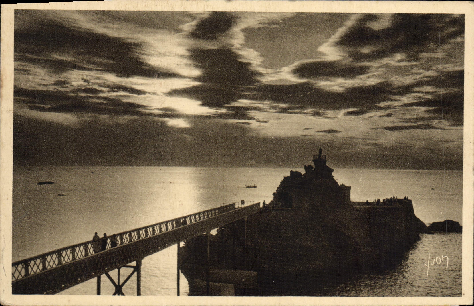 CPA Biarritz Coucher De Soleil Sur Le Rocher De La Vierge