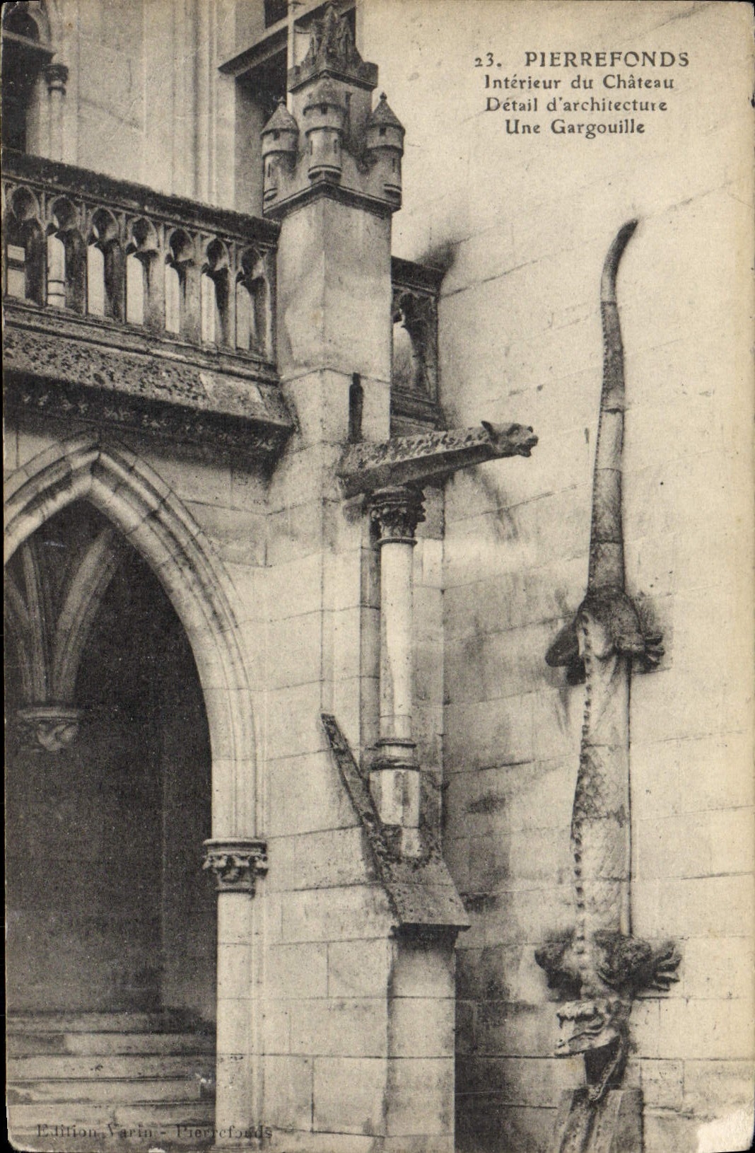 CPA Pierrefonds Interieur Du Chateau Une gargouille