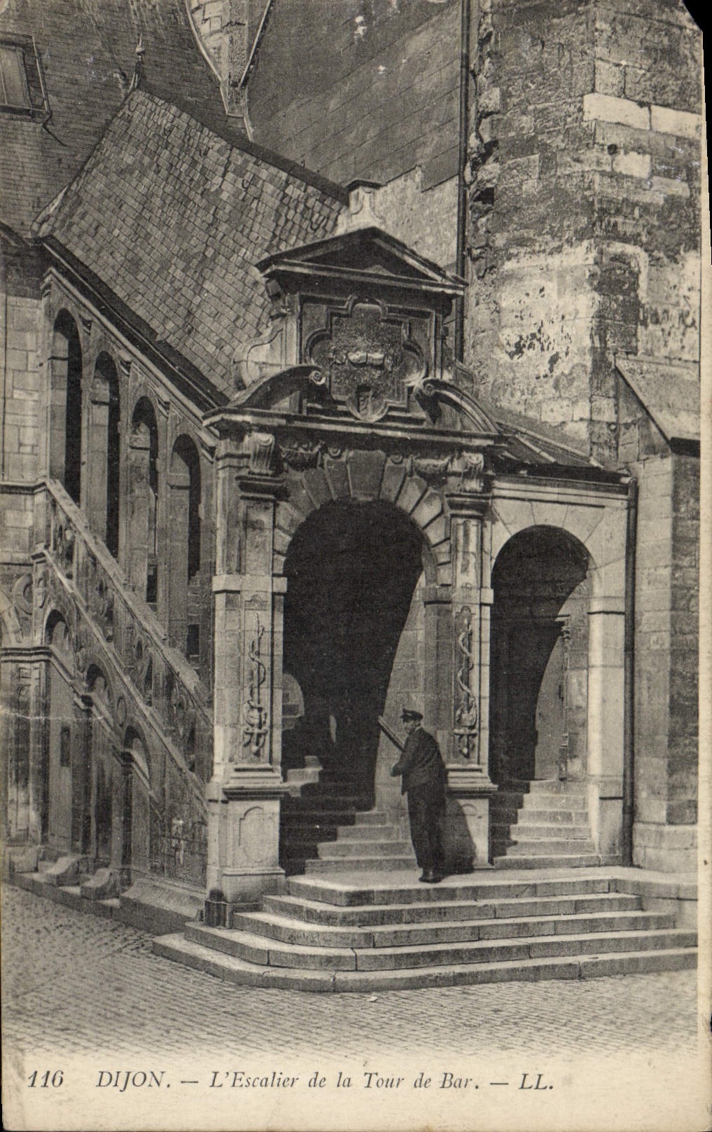 CPA Dijon L'Escalier De La Tour De Bar