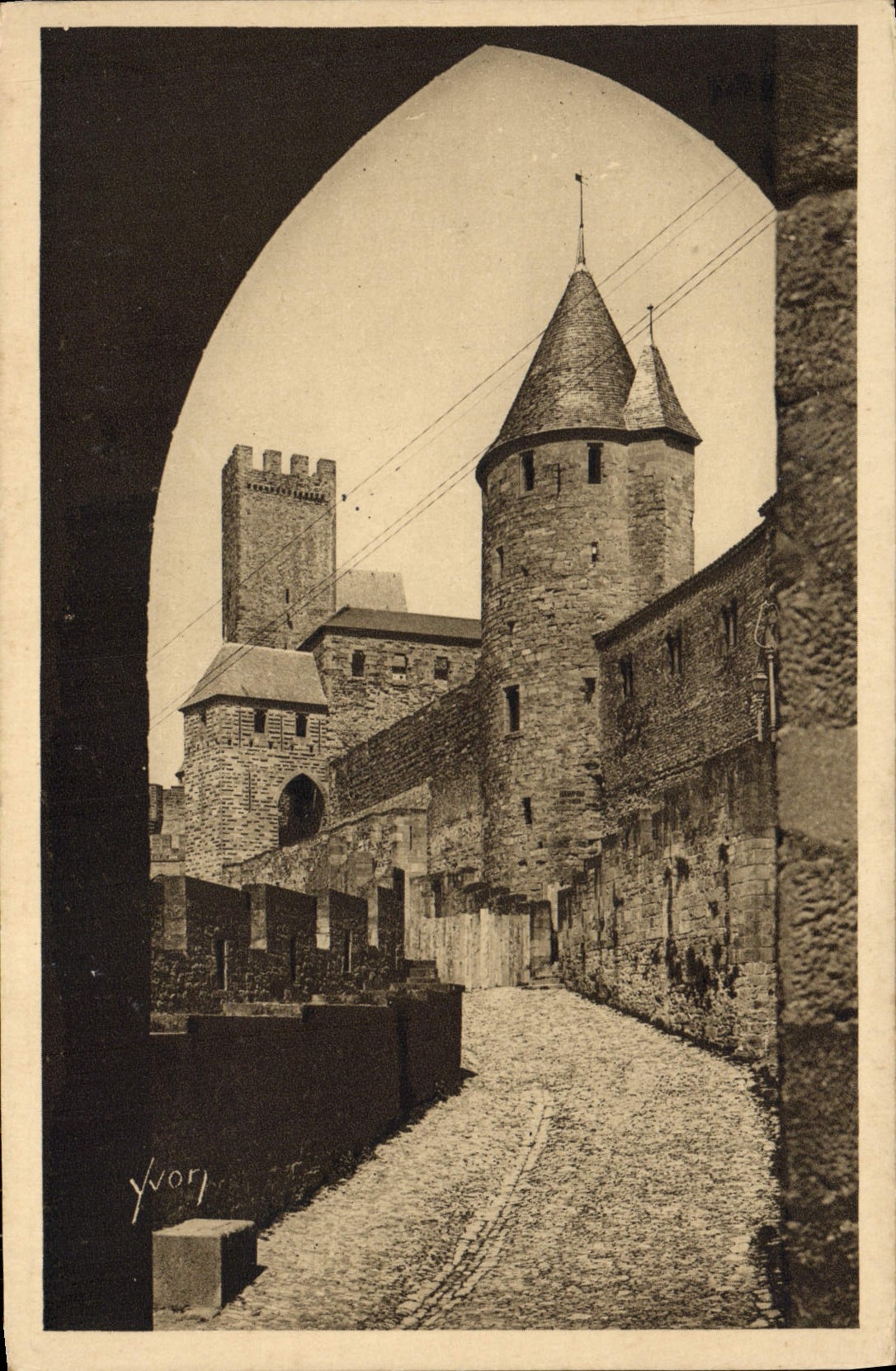 CPA La Douce France Carcassonne La Cite L'avant porte et la Tour de justice