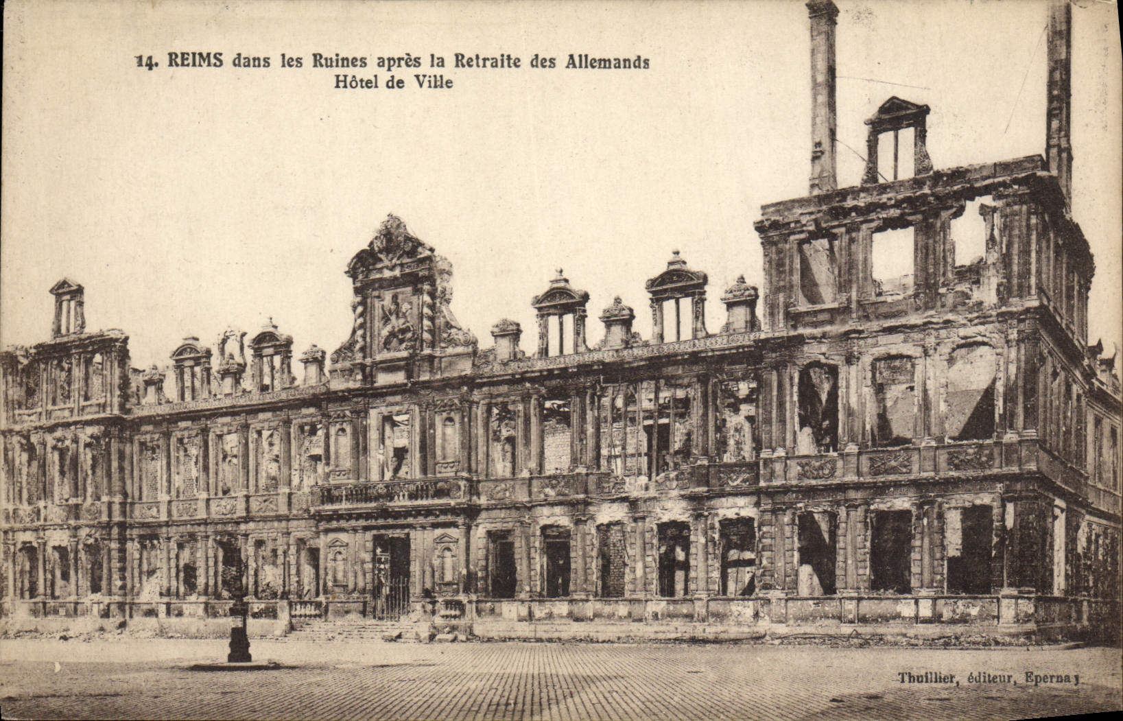 CPA Reims Dans Les Ruines Apres La Retraite Des Allemands Hotel de ville Militaria