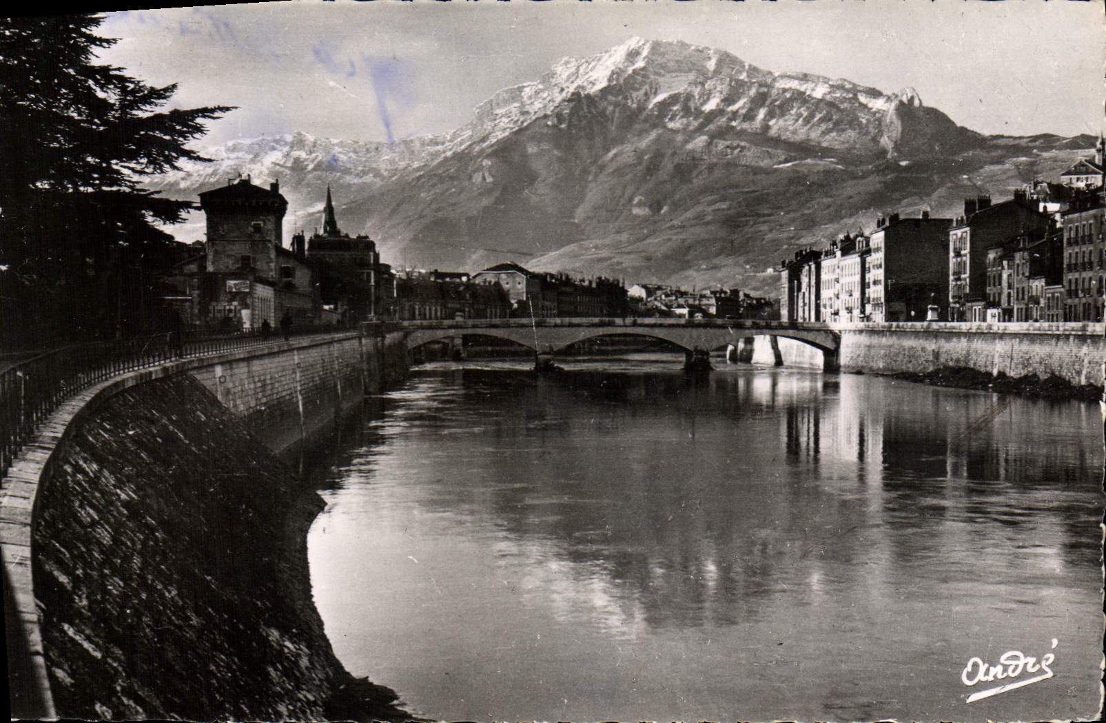 CPM Grenoble Les Quais De I'Isere et le Moucherotte