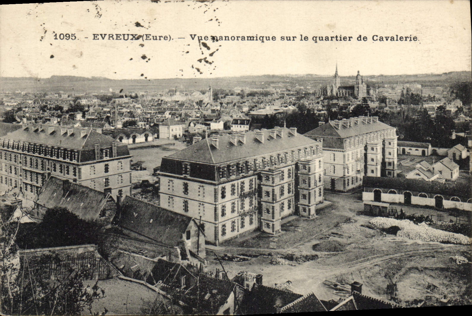 CPA Evreux Vue Panoramique Sur Le Quartier de cavalerie Militaria