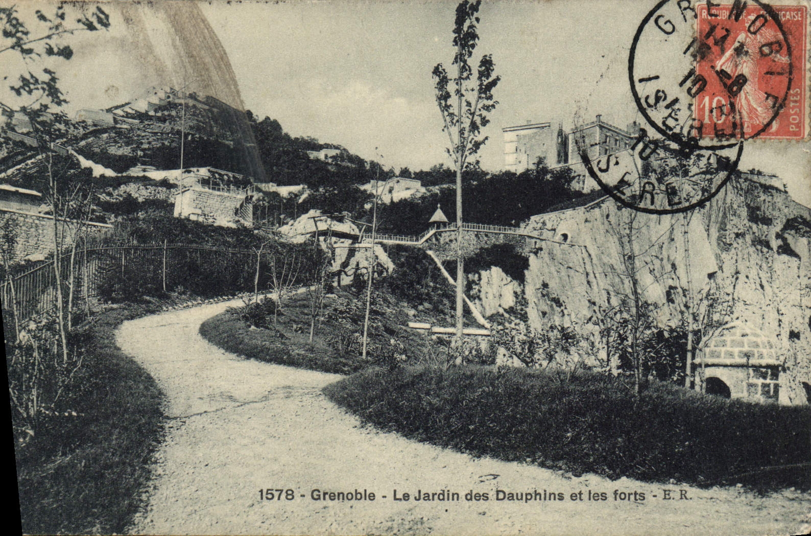 CPA Grenoble Le Jardin Des Dauphins Et Les Forts