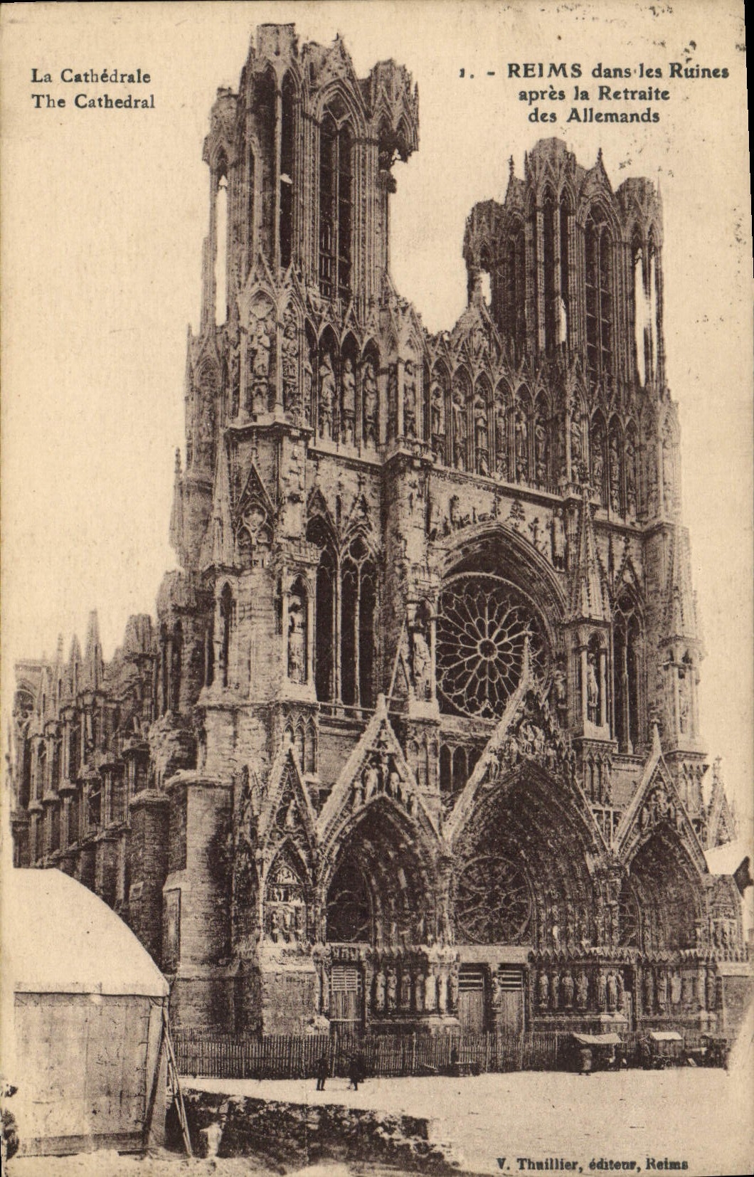 CPA Reims Dans les Ruines Apres la retraite des allemands Militaria