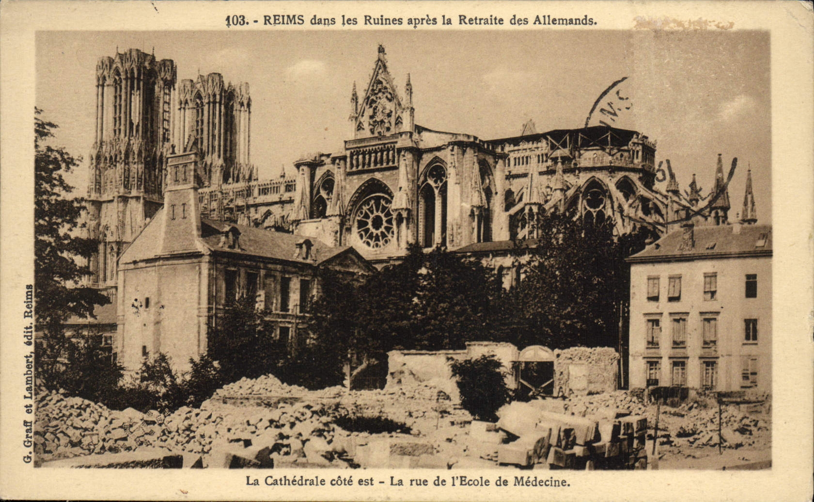 CPA Reims Dans les Ruines Apres la Retraite des Allemands La cathedrale La rue de l'Ecole de Medecine Militaria