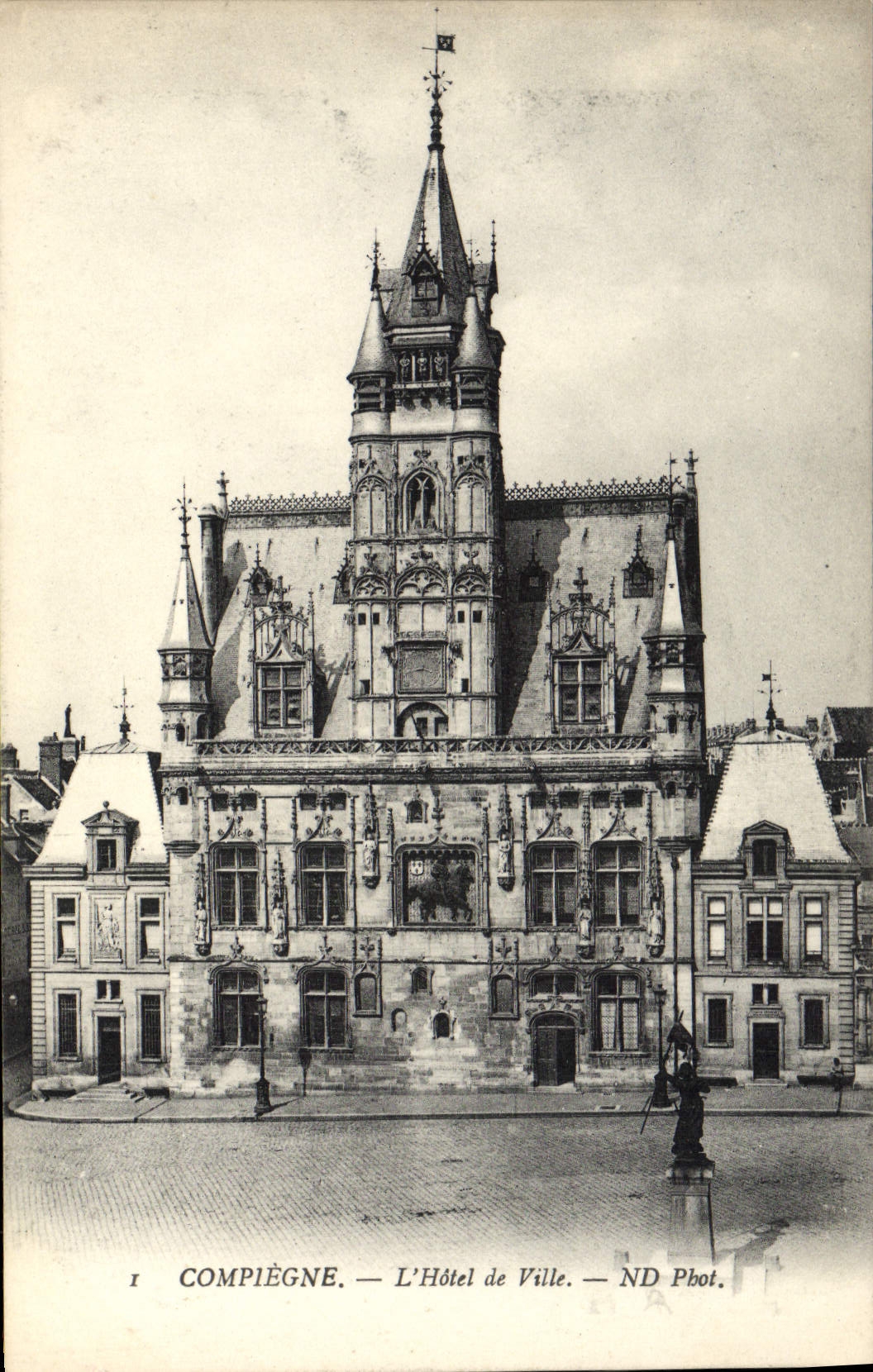 CPA Compiegne L'Hotel de Ville 