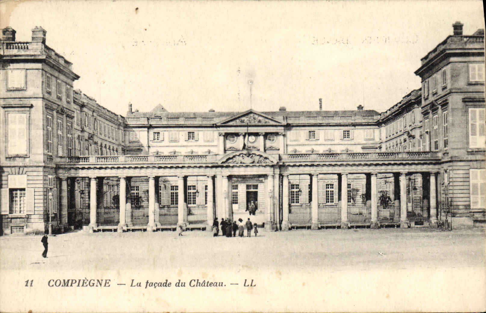 CPA Compiegne La Facade du Chateau