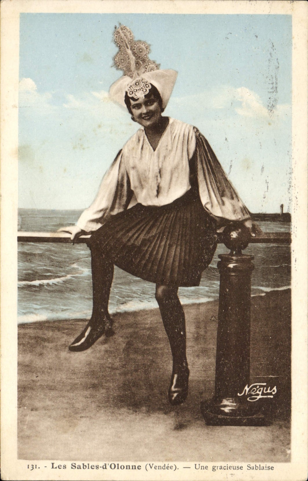 CPA Les Sables d'Olonne Une Gracieuse Sablaise Folklore