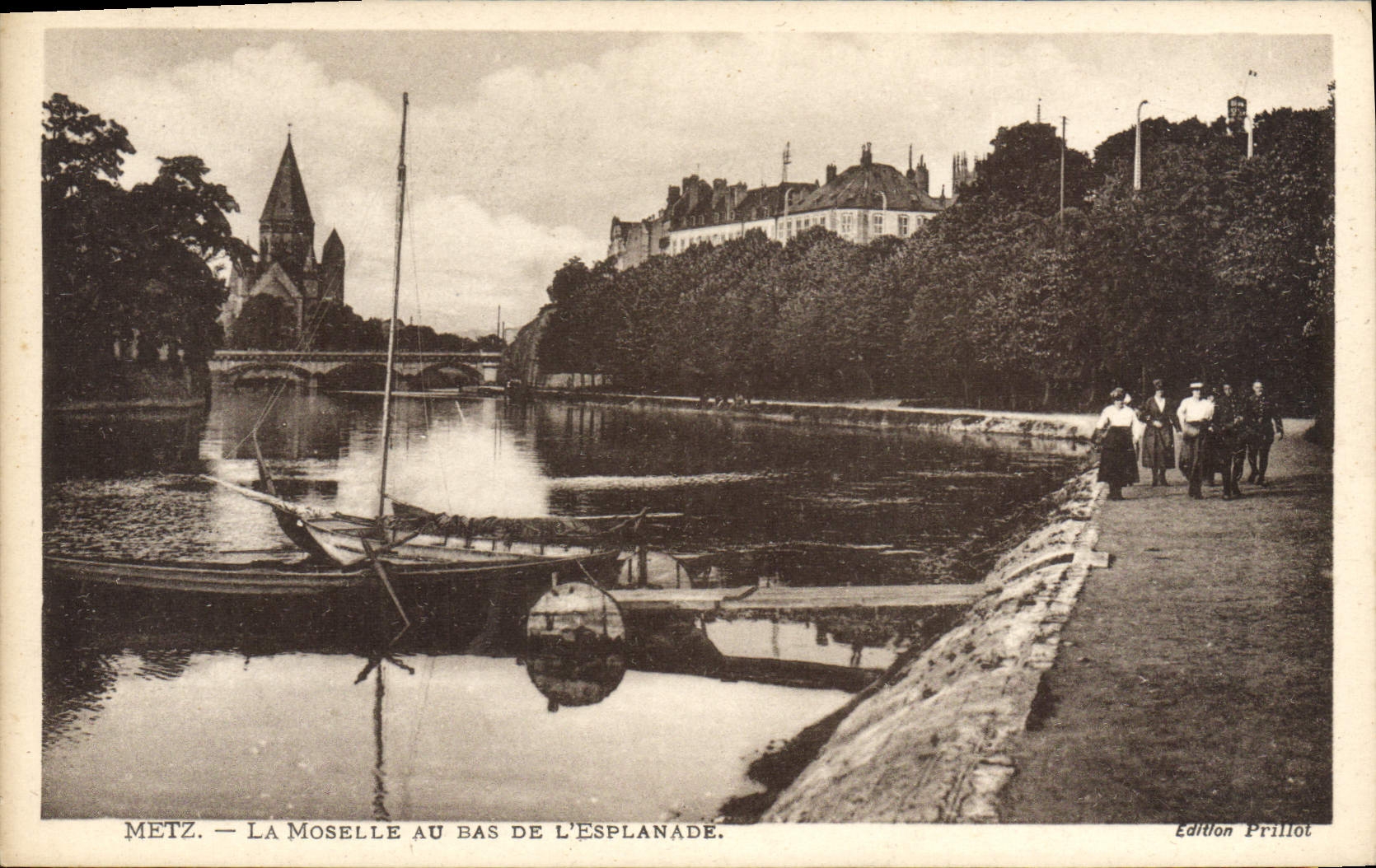 CPA Metz La Moselle Au Bas De L'Esplanade