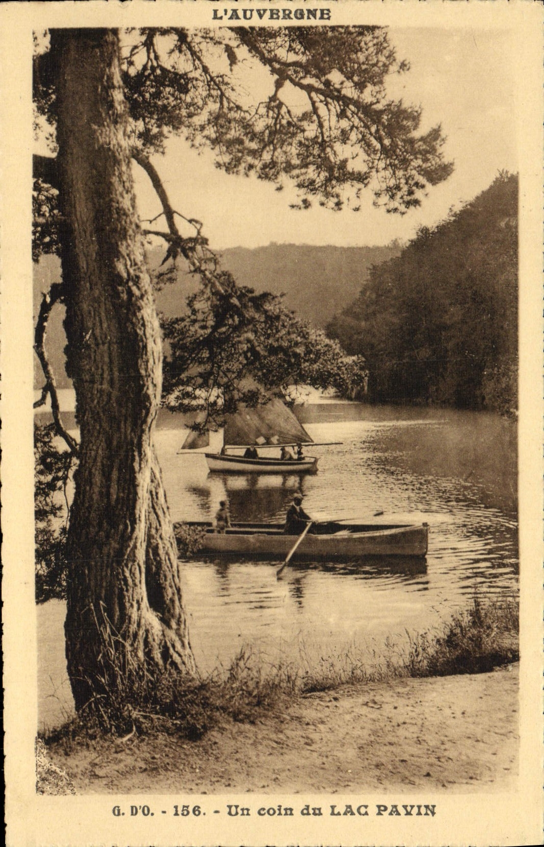 CPA Un coin du lac Pavin Barque 