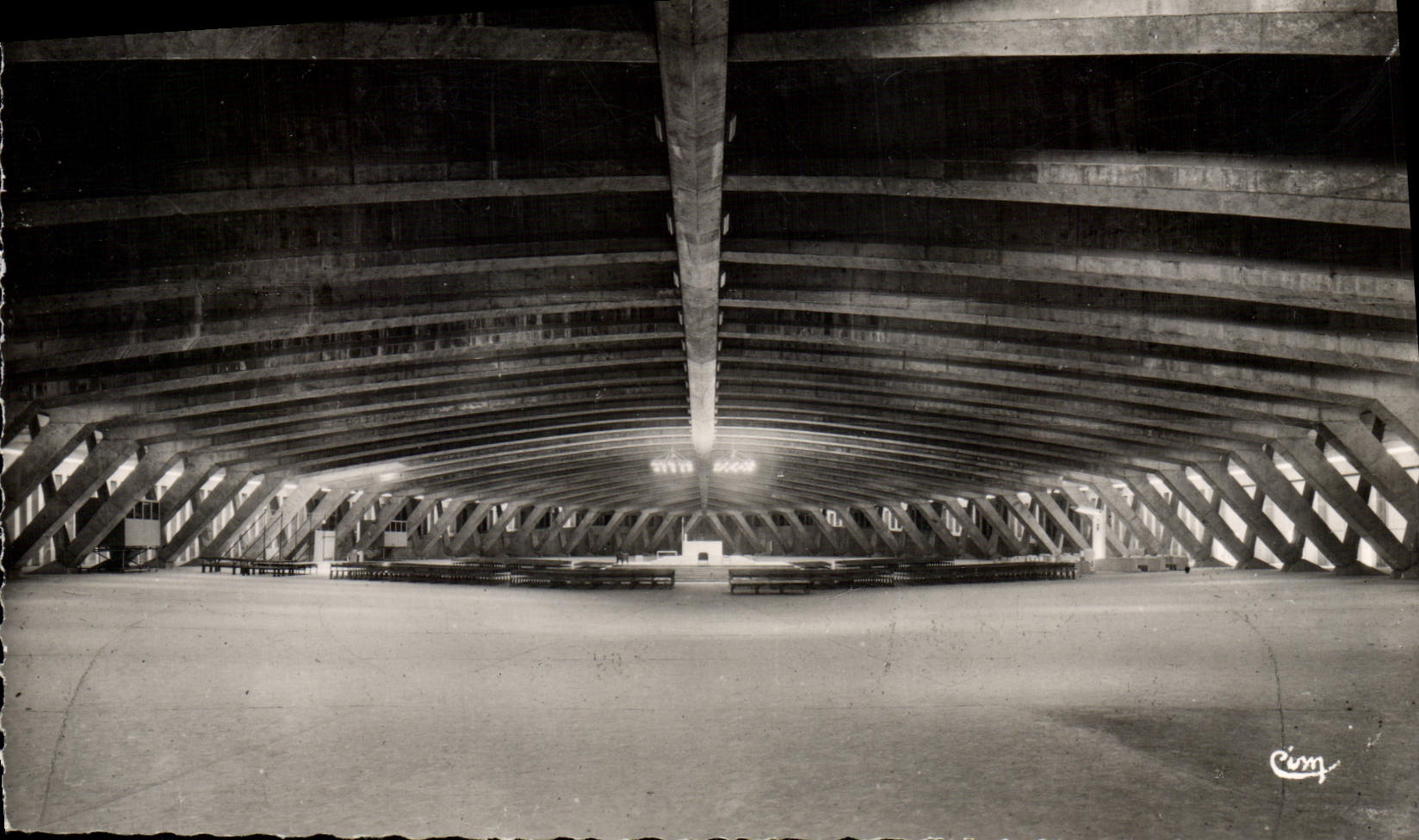 POSTAL MODERNA interior pesado de la iglesia subterráneo del Saint Pie X de la iglesia