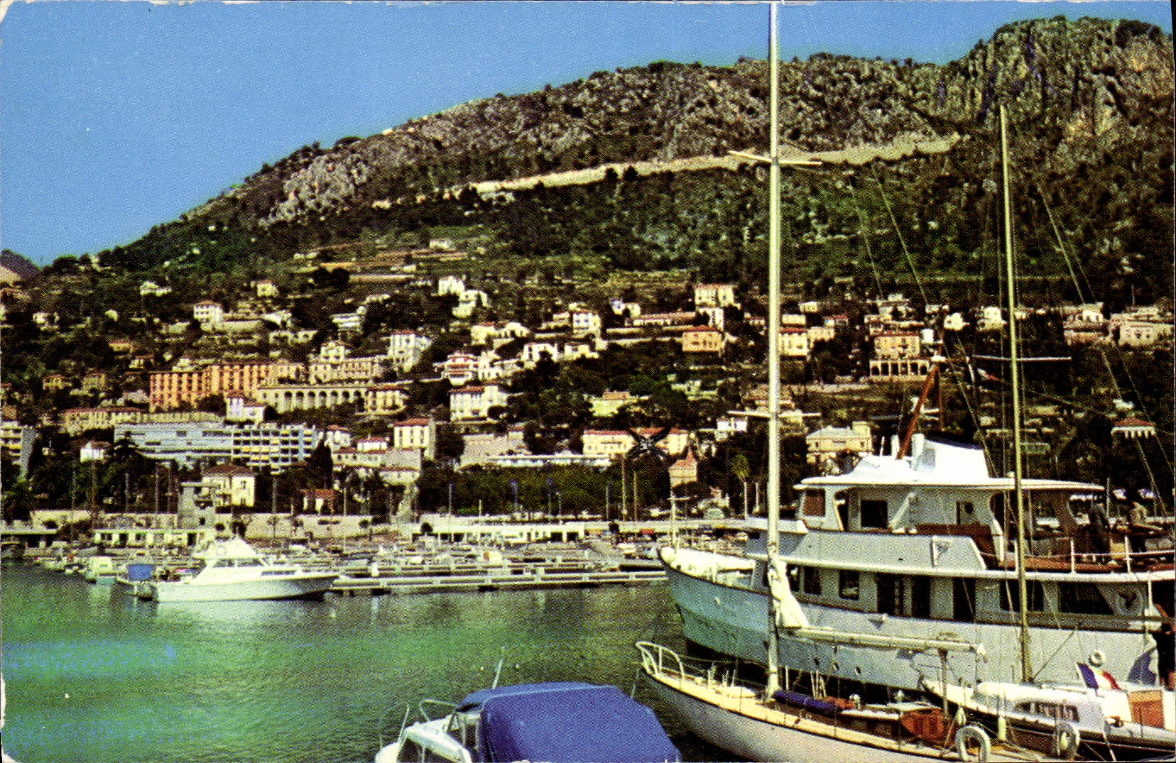 CPM Beaulieu Sur Mer Un Coin du Port Les villas En haut la moyenne corniche