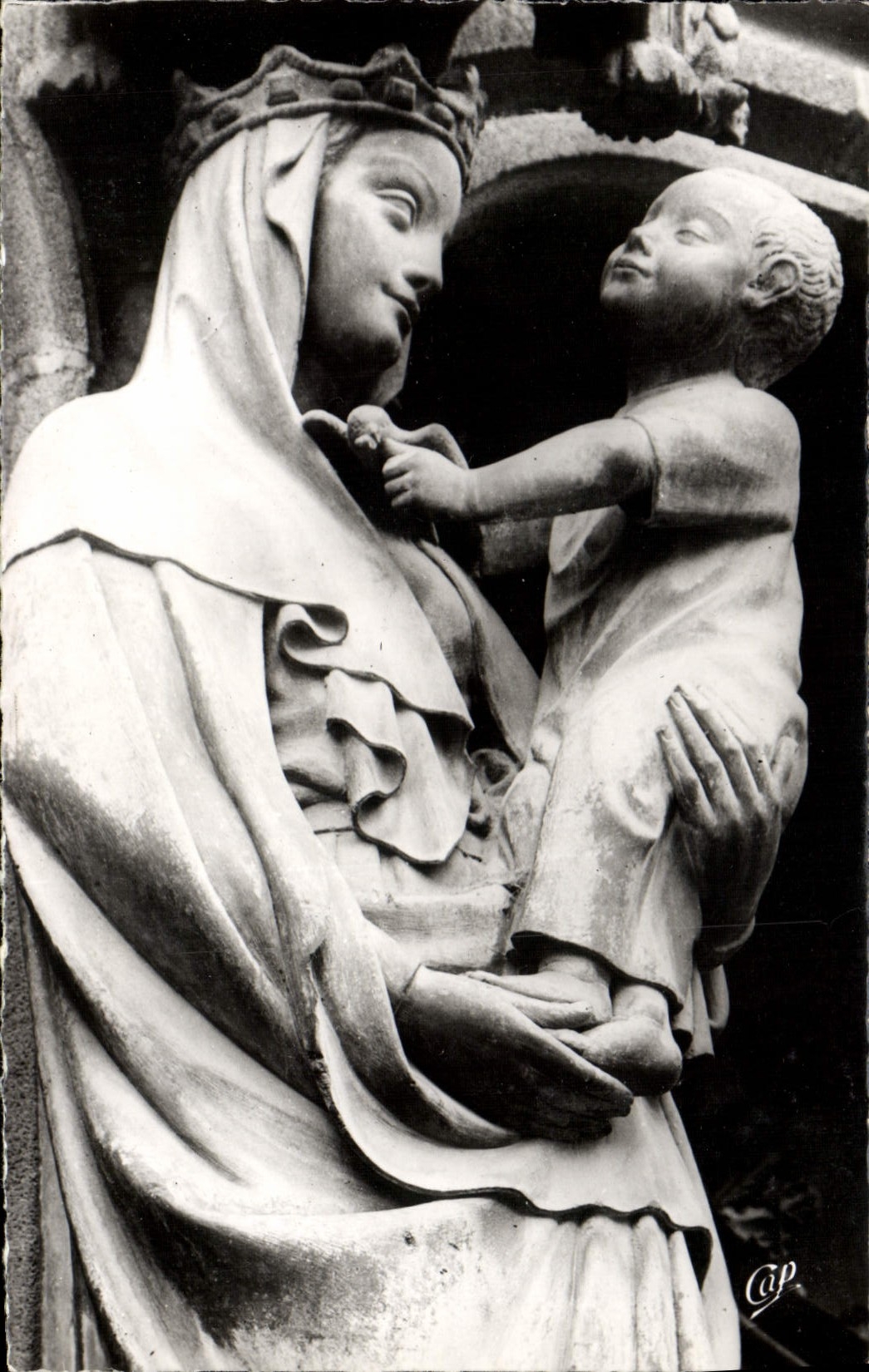 CPM Riom L'Eglise Du Marthuret La Vierge a l'oiseau