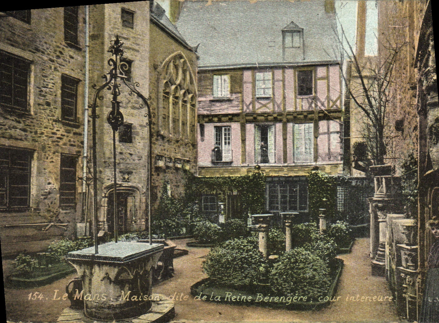 CPA Le Mans Maison dite de la Reine Berengere Cour interieure