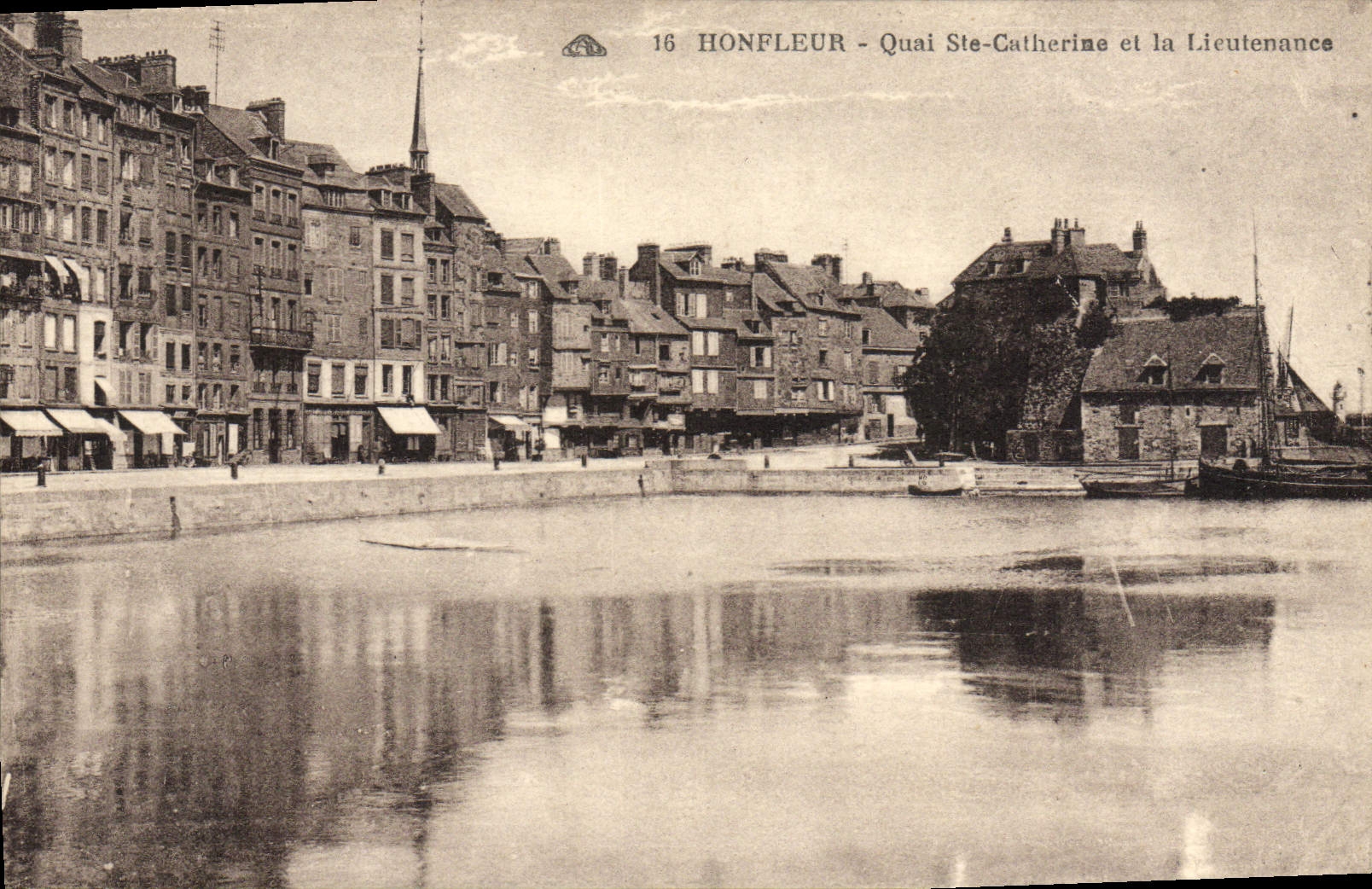 CPA Honfleur Quai Ste Catherine et la Lieutenence