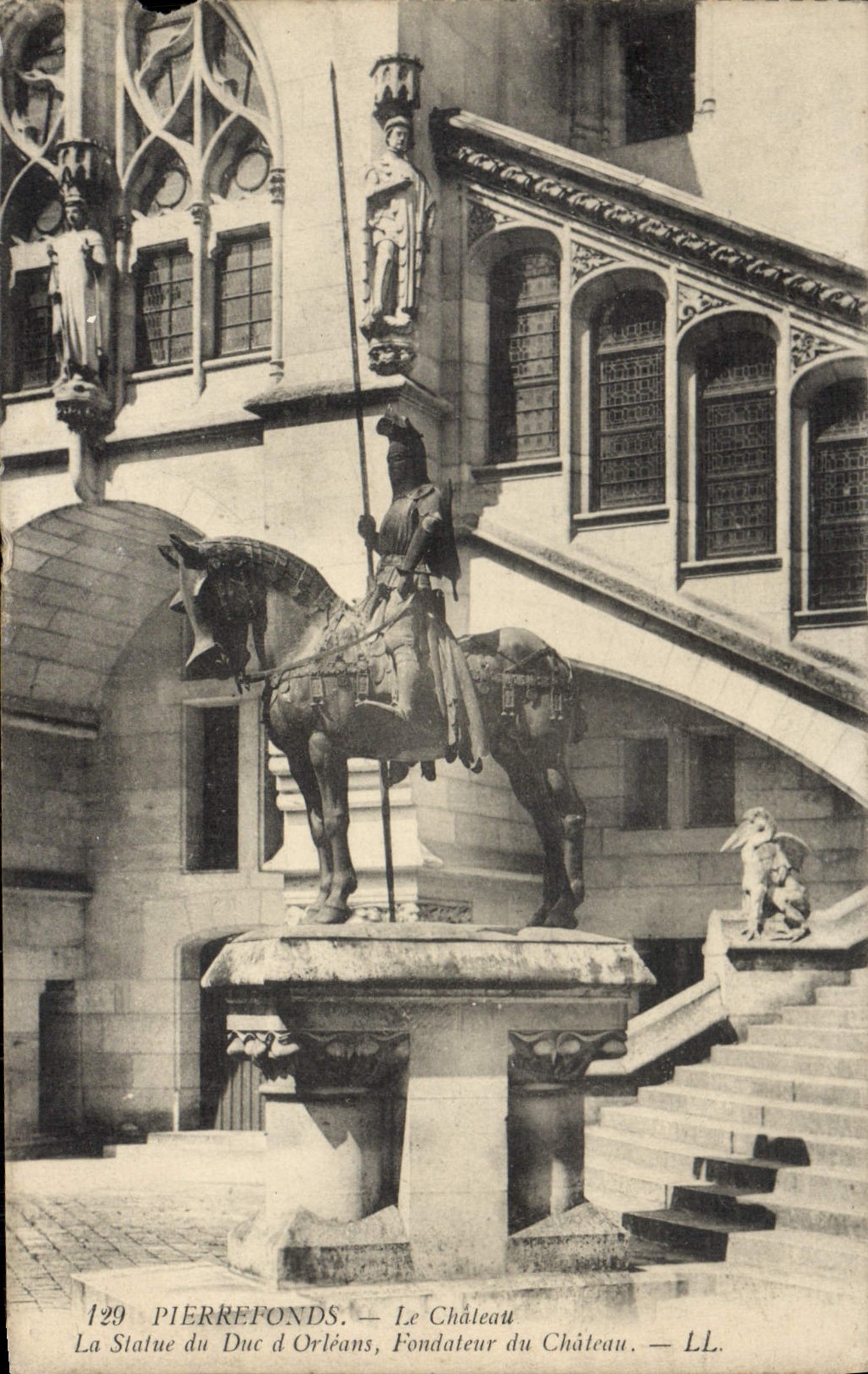 CPA Pierrefonds Le chateau La statue du duc d'Orleans