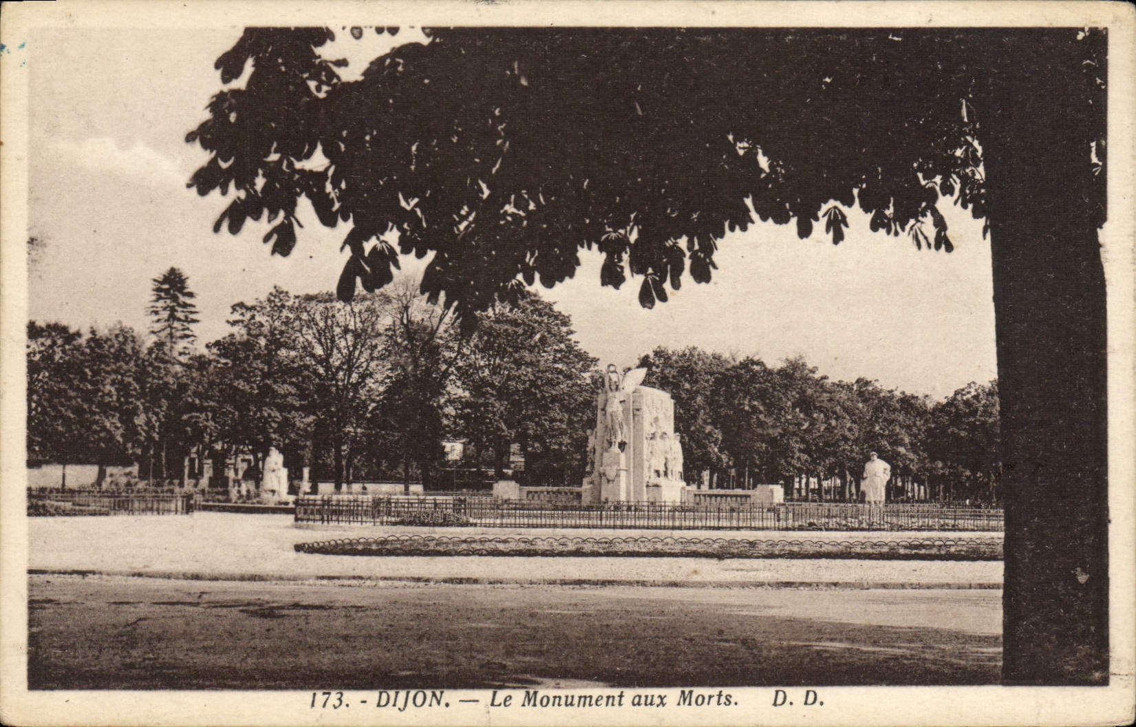 CPA Dijon Le Moument aux Morts Militaria
