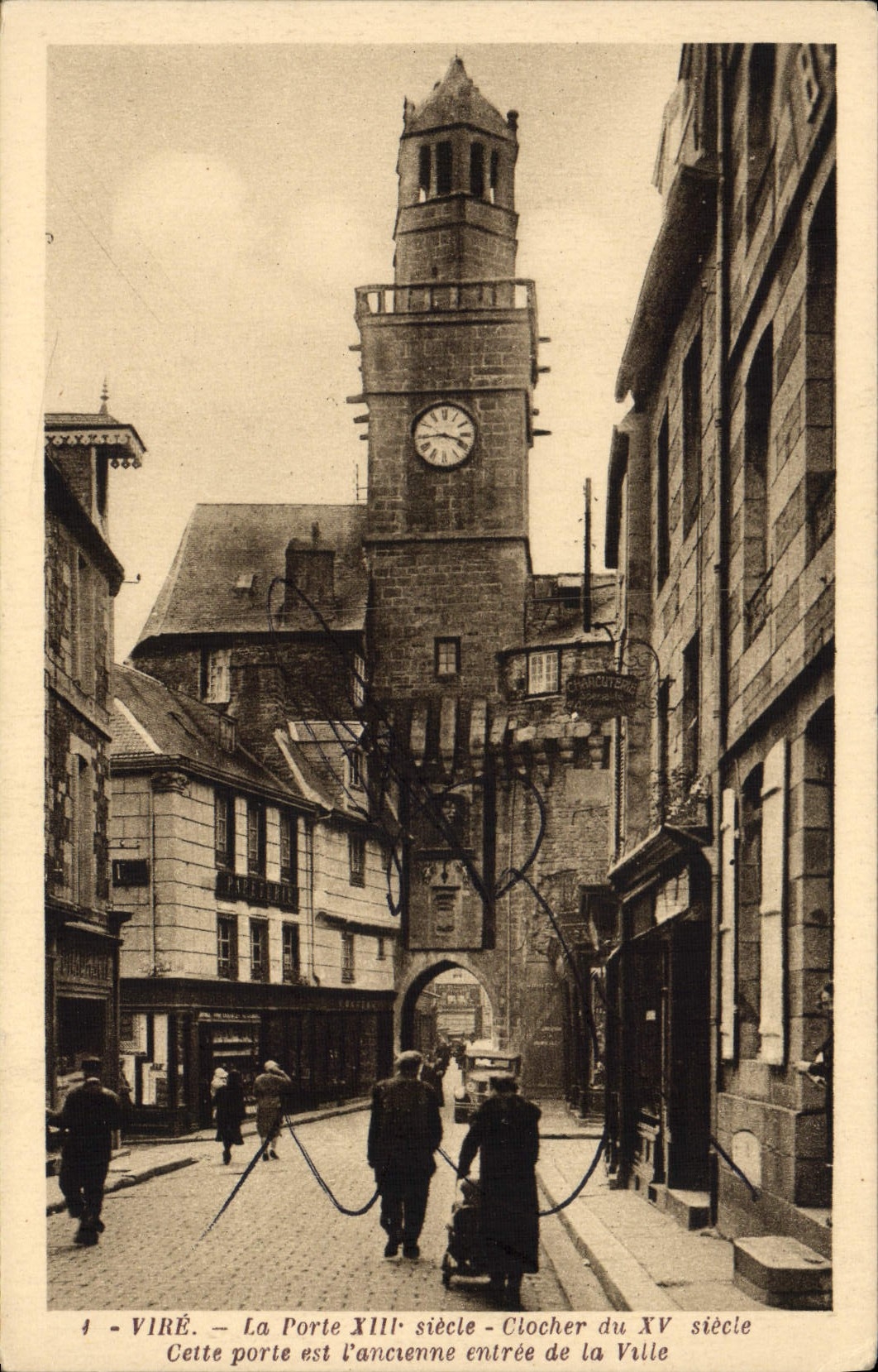 CPA Vire La Porte Clocher du 15eme Cette porte est l'ancienne entree de la ville