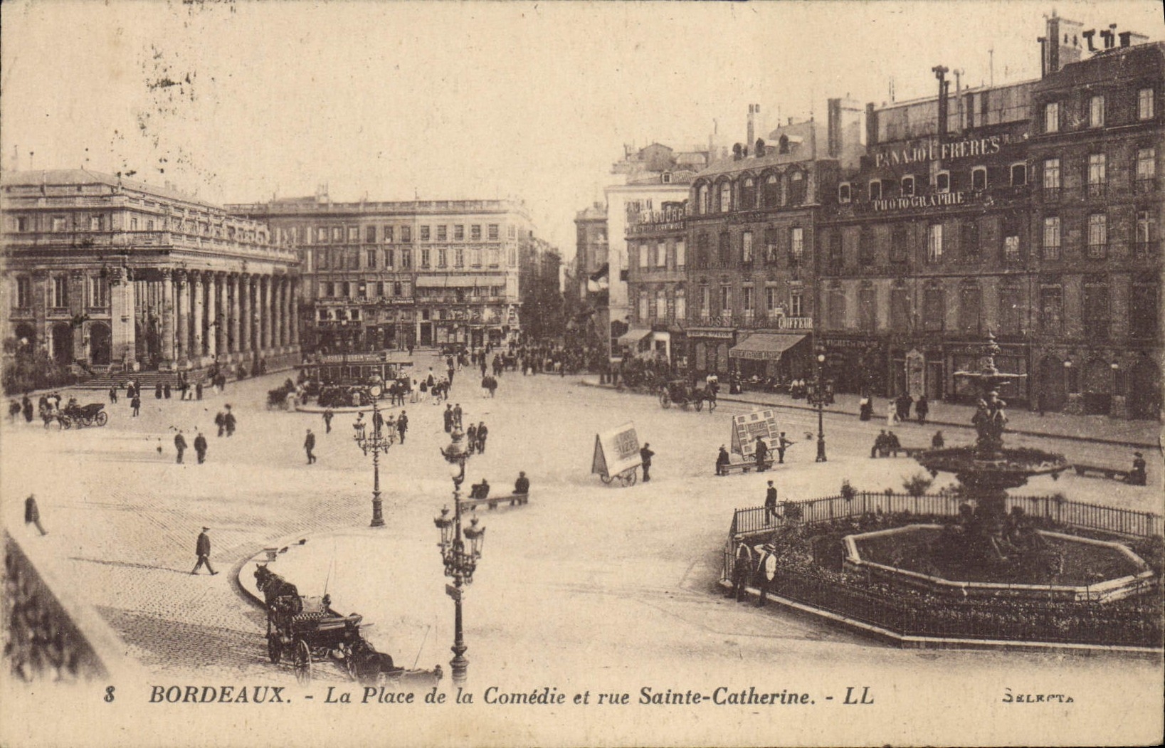 CPA Bordeaux La Place de la Comedie et Rue Saint Catherine