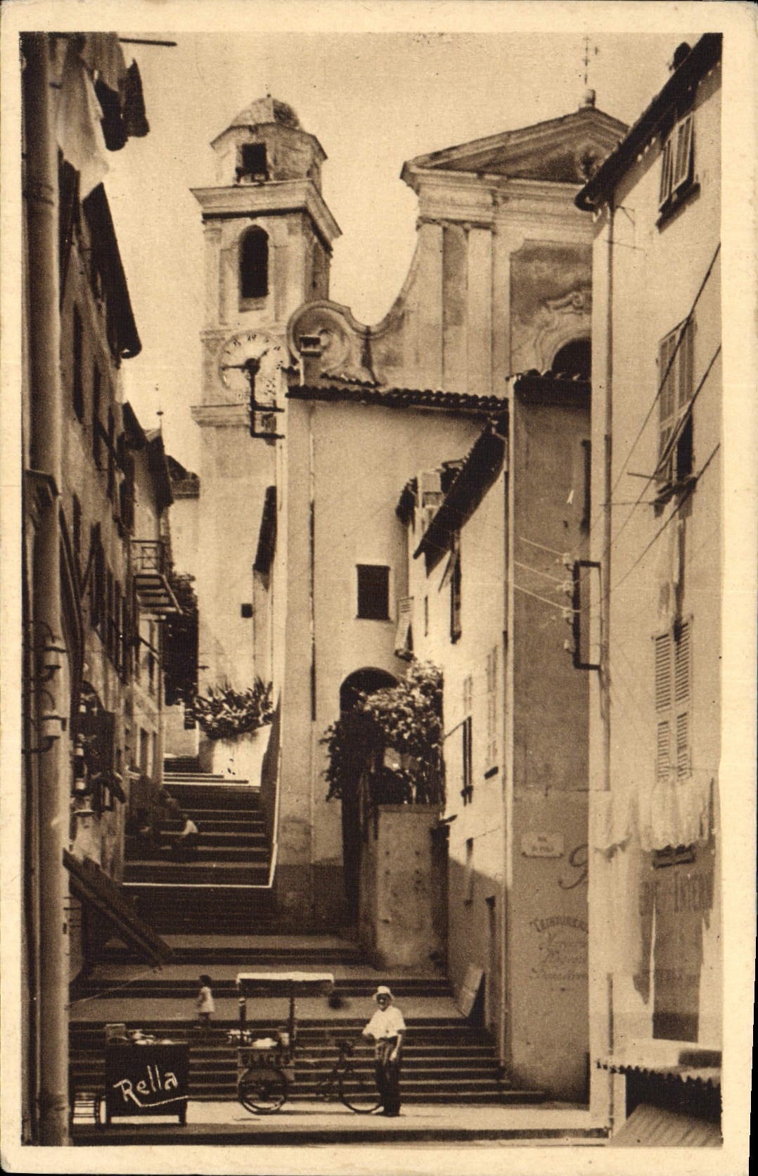 CPA Villefranche Sur Mer La Rue de L'Eglise Marchand de glaces