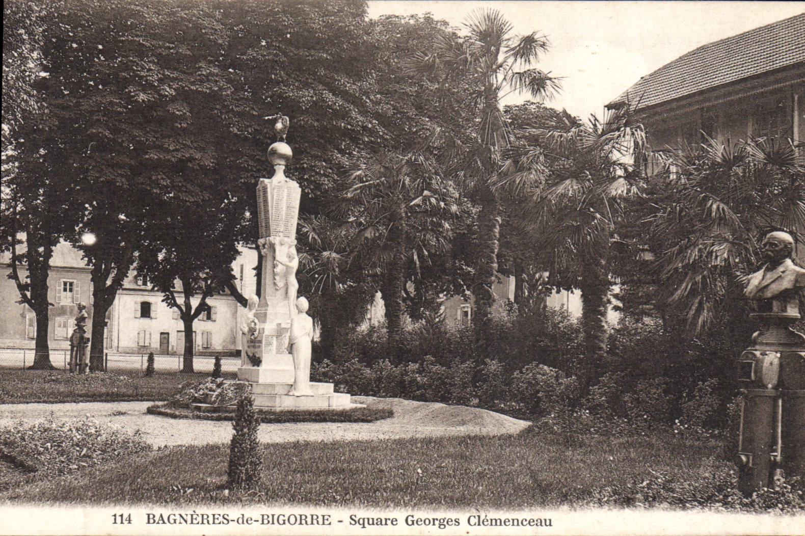 CPA Bagneres de Bigorre Square Georges Clemenceau
