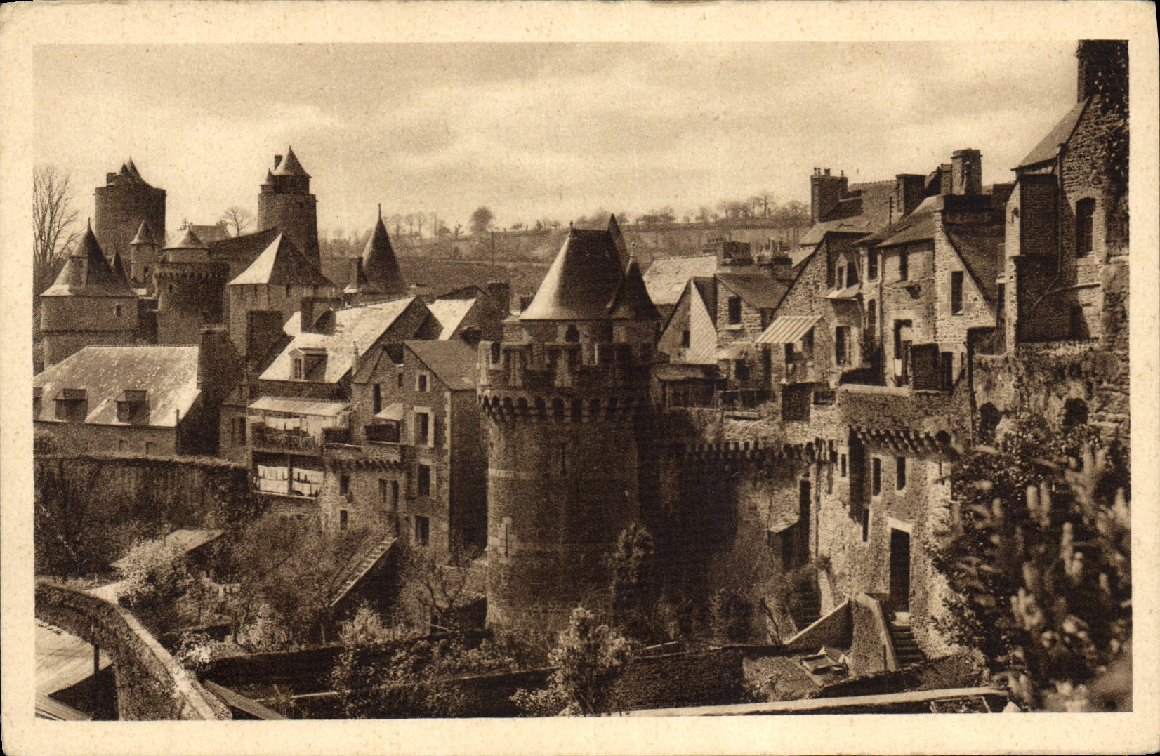 CPA Fougeres Le Chateau Remparts de la ville