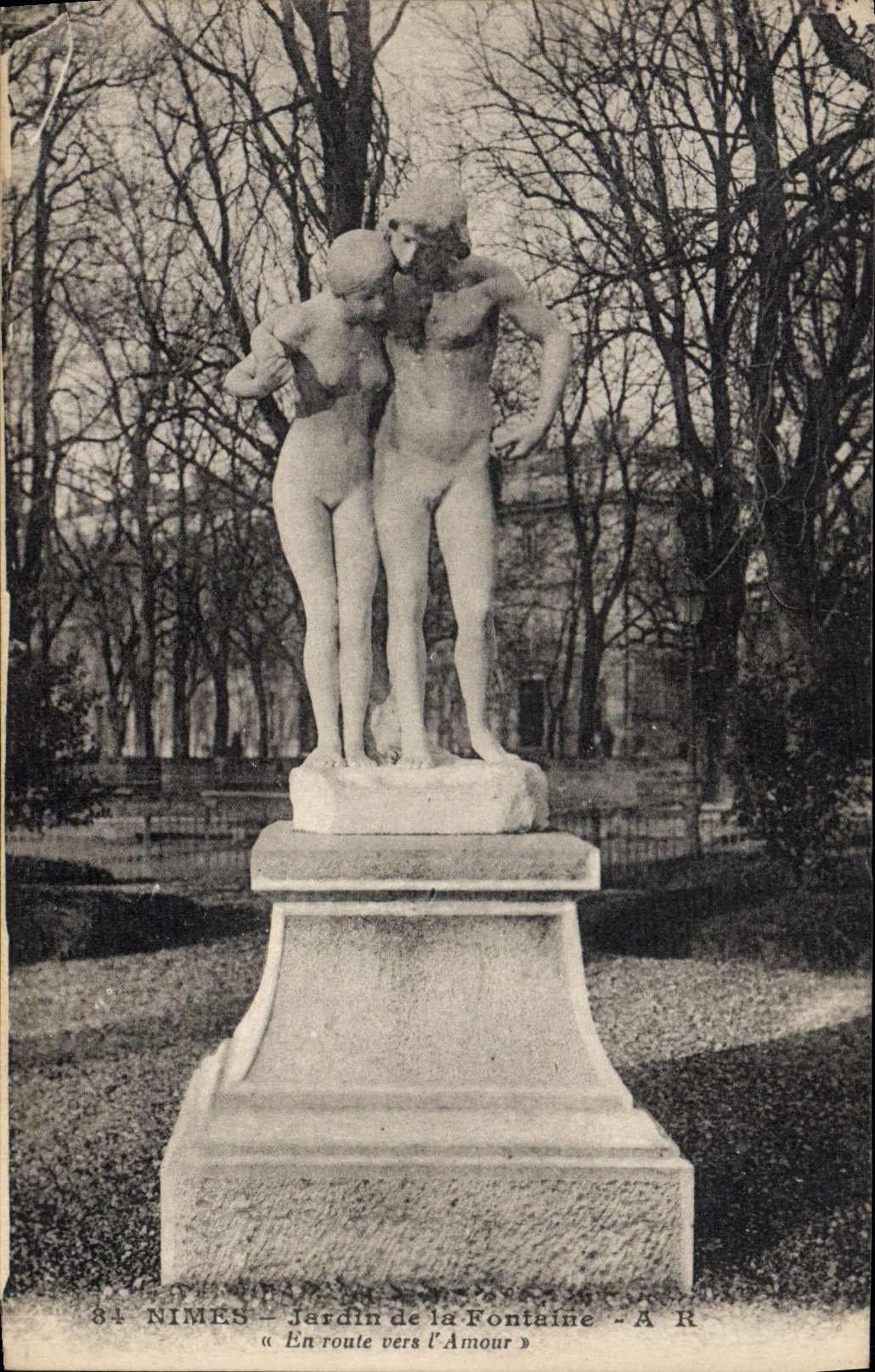 CPA Nimes Jardin de la Fontaine En route vers l'amour